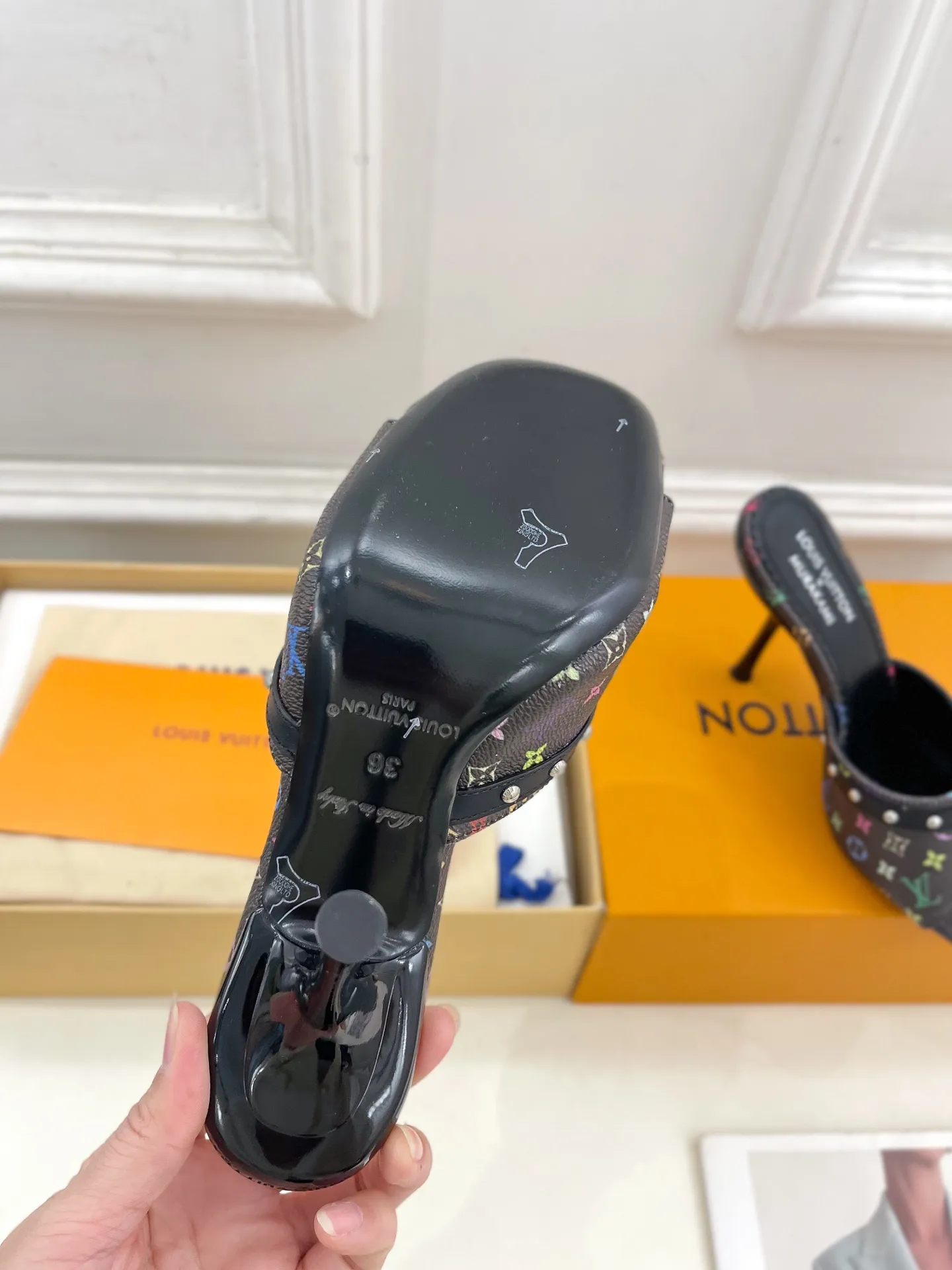 👟👟Ex-factory price 580👟👟 LV | Louis Vuitton 25𝐬𝐬 🧡💚2025 early spring new top version‼ ️The original version is the same. The counter features the latest LV Full of high-end feel! A popular model among bloggers at home and abroad, it’s retro and fashionable and looks amazing on your feet! Mainly recommended models on the official website★ ━━━━━ ЅᏇєєt ━━━━━ ▪️Upper: high-custom rainbow-colored presbyopia leather ▪️Lining: imported sheepskin ▪️Outsole: original Italian leather outsole ▪️Heel height: 5.5cm / 9.5cm ▪️Shoe size: 35-39 (34, 40, 41, 42 customized)